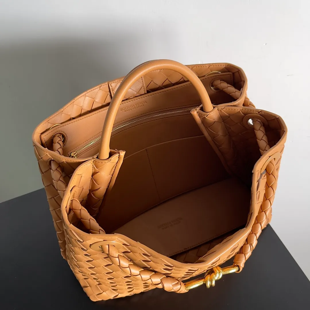 The 2023 new Andiamo batch of 2260 BV has been shipped‼ ️Really popular🔥The new Andiamo woven handbag launched by Bottega Veneta this season is really popular all over the world! ! Celebrities at home and abroad have worn it, and Oscar-winning actress Michelle Yeoh has taken it out on the street. Song Jia, Trai Yara, Yu Feihong, Sanji Ayaka, Rosie Hunting-Whiteley, Yoshioka Riho, etc. have all picked up this bag. It is classic and versatile, showing off its temperament, and the bag capacity is also large, which is very convenient for daily commuting! ! A variety of carrying methods, the shoulder straps can be adjusted by yourself, the original lambskin feels soft and delicate, and the unisex style breaks the gender boundaries and brings a more practical and long-lasting use experience. Andiamo, which has both elegant and casual styles, perfectly interprets the true appearance of "fashionable old money style". Style number: 743572 Size: 32*24*12